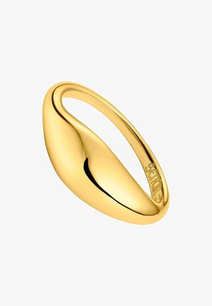 Anillo de oro con un diseño suave y curvado y una sección abierta, con un acabado brillante y un sutil estampado en el lado interior.
