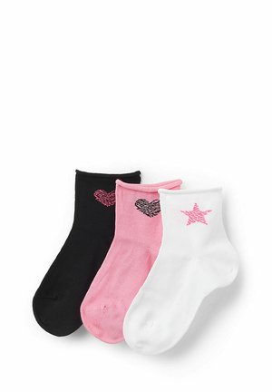 Trois paires de chaussettes à la cheville en noir, rose et blanc. Chacune présente des designs ludiques : noire avec un cœur, rose avec un cœur et blanche avec une étoile.