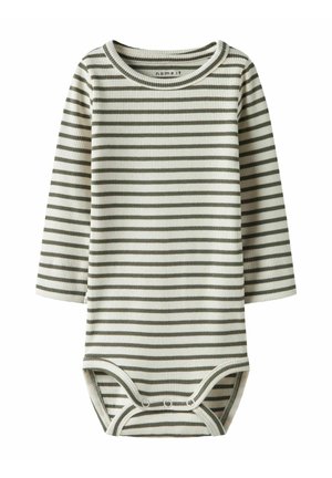 Långärmad bodysuit i krämfärg med olivgrön horisontell randning. Har en mjuk ribbad textur och tryckknappar i botten.