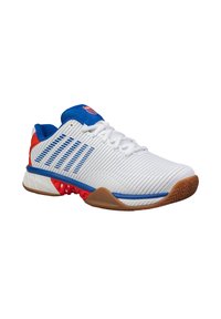 Bílé sportovní boty s modrými a červenými akcenty. Mají texturovaný svršek, gumovou podrážku a pruhovaný design pro prodyšnost.
