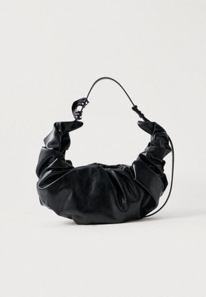 Borsa a tracolla nera in ecopelle con un design morbido e arricciato e una maniglia flessibile, che mostra una texture liscia e una leggera lucentezza.