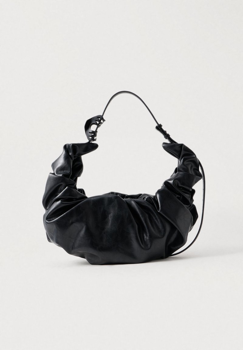 Schwarze Kunstleder-Handtasche mit einem weichen, gerafften Design und einem flexiblen Henkel, der eine glatte Textur und einen subtilen Glanz zeigt.