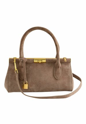 Brun ruskindstaske med dobbelte håndtag, lås i guldfinish, hængelåsdetalje og aftagelig skulderrem på hvid baggrund.