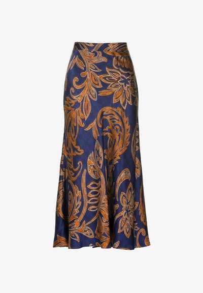 Navy-kék anyagú, bővülő midi szoknya nagy narancssárga virág- és levélmintákkal. Sima textúra, fittebb derékkal és lágyan hullámzó rojtokkal.