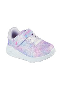 Zapatillas brillantes con un degradado rosa y azul, con strap de velcro, suela blanca y detalles de cordones en el empeine. Material superior texturizado.