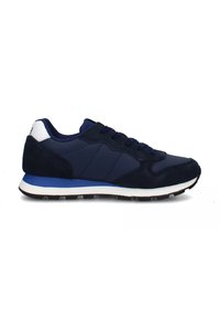Scarpa da ginnastica blu navy con tomaia in suede e sintetico, suola intermedia bianca e suola in gomma. Presenta lacci rotondi e un puntale testurizzato.