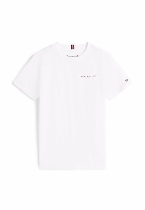 Biała koszulka Tommy Hilfiger z krótkim rękawem z małym logo na klatce piersiowej i emblematem flagi na lewym rękawie.