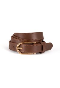 Ceinture en cuir marron roulée avec des coutures visibles et une boucle en métal doré sur fond blanc.