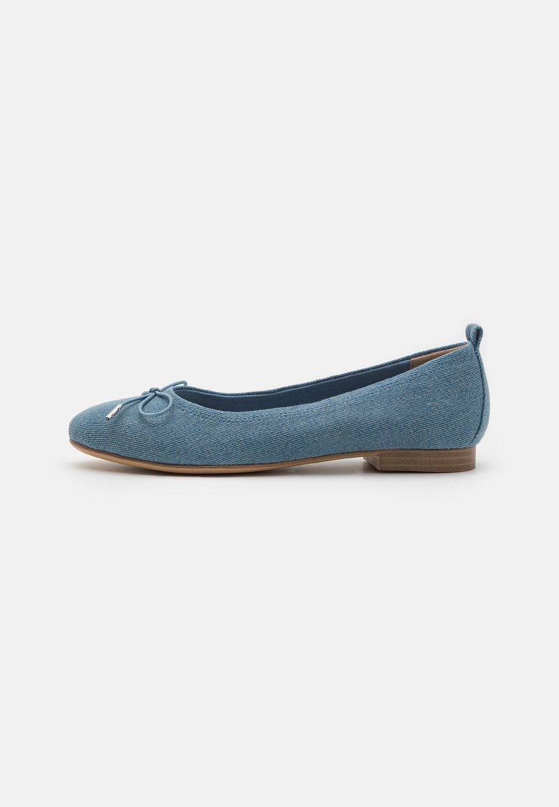 Chausson de ballet plat en tissu bleu clair avec un petit nœud sur l’orteil arrondi et un petit talon en bois, vu de côté.