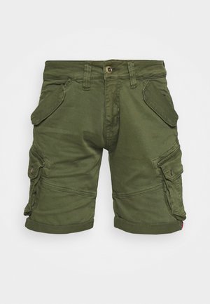 Olivengrønne cargo shorts med flere sidelommer, syninger og opsmøg. Fremstillet i holdbart bomuldsstof.