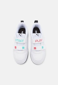 Scarpe sportive bianche con una finitura liscia simile alla pelle, doppie cinghie regolabili con "START" in blu e "PLAY" in rosso, fodera interna nera.