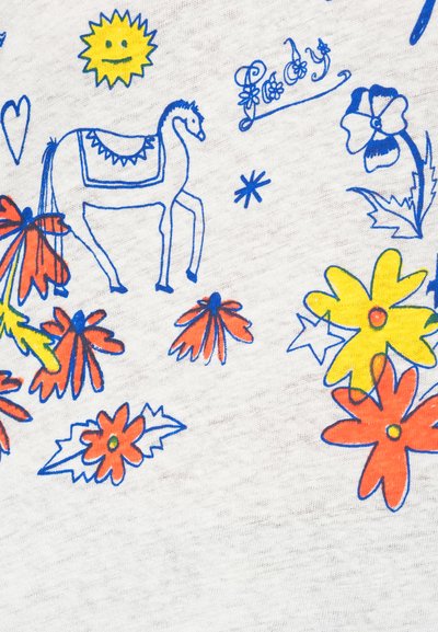 Material alb cu ilustrații colorate care includ flori albastre, petale portocalii, un cal albastru, un soare zâmbitor și accente florale.