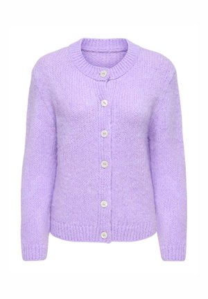 Cárdigan lila con cuello redondo, mangas largas, patrón de punto texturizado y cinco botones blancos en la parte delantera. Material suave y cálido.