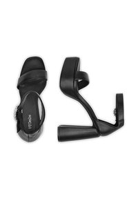 Sandale negre cu platformă, cu un finisaj din piele netedă, având două curele și un toc geometric bloc. Designul include un accent decorativ în spate.