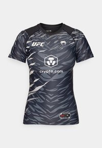 Maglietta a maniche corte UFC in grigio scuro con un vivace motivo a zigzag. Presenta uno scollo rotondo, accenti neri sulle spalle e loghi.