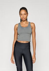 Γκρι αθλητικό cropped τοπ από ελαστικό ύφασμα, με λαιμόκοψη σε σχήμα scoop και λογότυπο. Συνδυάζεται με μαύρο κολάν ψηλόμεσο.