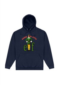 Granatowa bluza z kapturem z napisem "Wychowany przez Elfy" oraz ilustracją elfa z żółtymi nogami i zielonym ubraniem, dodatkowo z przednią kieszenią.