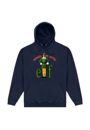 Smaragdgrüner Kapuzenpullover mit dem Text "Raised by Elves" und einer Illustration eines Elfen, der gelbe Beine und grüne Kleidung trägt, sowie einer vorderen Tasche.