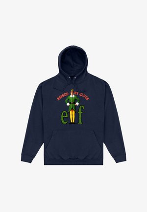 Námořnicky modrá mikina s kapucí s textem "Raised by Elves" a ilustrací elfa, který má žluté nohy a zelené oblečení, navíc s přední kapsou.