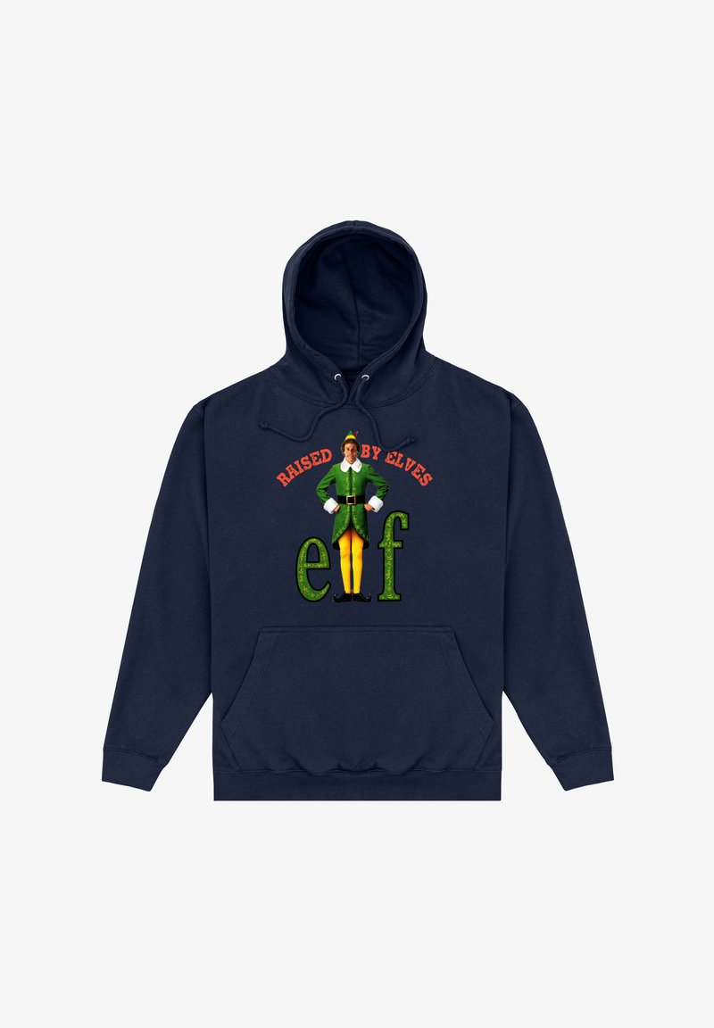 Granatowa bluza z kapturem z napisem "Wychowany przez Elfy" oraz ilustracją elfa z żółtymi nogami i zielonym ubraniem, dodatkowo z przednią kieszenią.