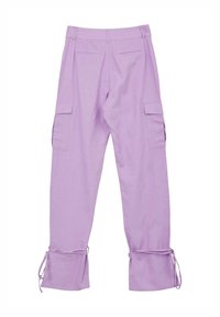 Lavendel Cargo-Hose mit Seitentaschen, einer lockeren Passform und verstellbaren Bindebändern an den Bündchen. Hergestellt aus einem leichten Stoff.