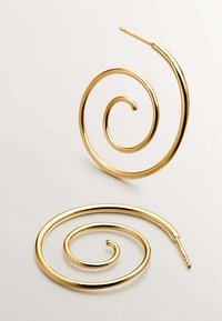 Pendientes en espiral dorados, con un acabado suave y brillante y un diseño dinámico y enroscado. Cada pendiente se afila en un extremo puntiagudo para un uso seguro.
