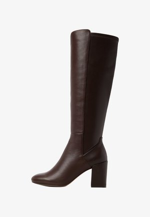 Bottines en cuir marron foncé, avec talon carré et bout pointu, finition lisse, couture sur le côté.