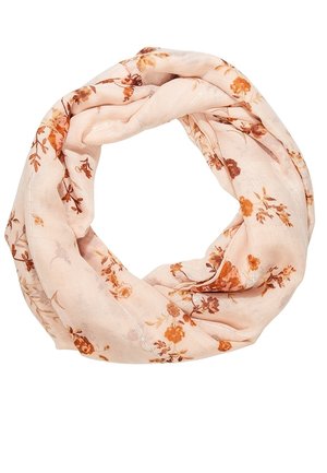 Jasnoróżowy szal-komin z małymi pomarańczowymi i brązowymi kwiatowymi wzorami, miękka tkanina, luźno skręcony w kształt koła.