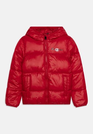 Veste matelassée rouge avec capuche, dotée d'une fermeture éclair à l'avant et de poches latérales. Matière lisse et brillante avec une texture matelassée et un détail de logo.