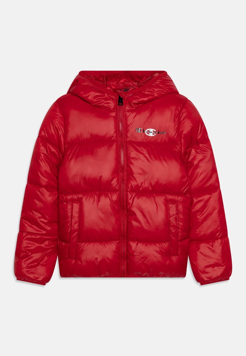 Giacca imbottita rossa con cappuccio, dotata di cerniera frontale e tasche laterali. Materiale liscio e lucido con trama trapuntata e dettaglio logo.