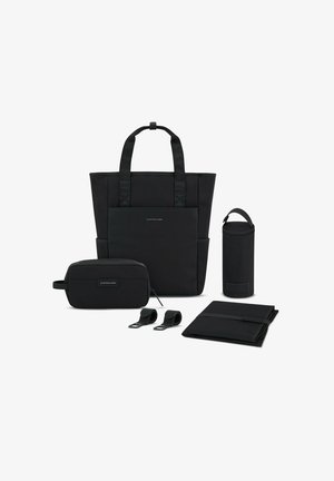 Czarna torba na zakupy składa się z dużej torby, małej saszetki, termosu na butelkę oraz dwóch pasków. Wykonana z trwałego materiału o gładkiej teksturze.