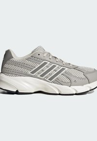 Baskets athlétiques gris clair avec dessus en maille, fermeture à lacets, trois bandes latérales, et semelle blanche épaisse et rembourrée avec l'inscription "Cloudfoam".