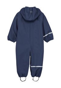 Navyblauwe waterdichte overall met een capuchon, elastische manchetten en reflecterende strepen op de mouwen; ontworpen voor gebruik buiten onder natte omstandigheden.