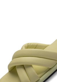 Bledosivá kožená nazúvacia sandal so vzorovanými popruhmi, mäkkou vystlanou stielkou a hladkou podrážkou, ktorá ponúka minimalistický dizajn.