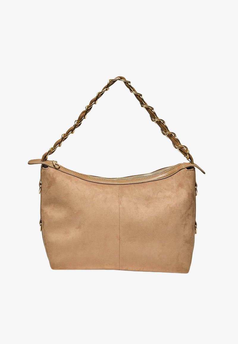 Sac à main en daim beige de forme rectangulaire arrondie, avec bandoulière tressée en cuir et chaîne dorée, fermeture éclair sur le dessus.