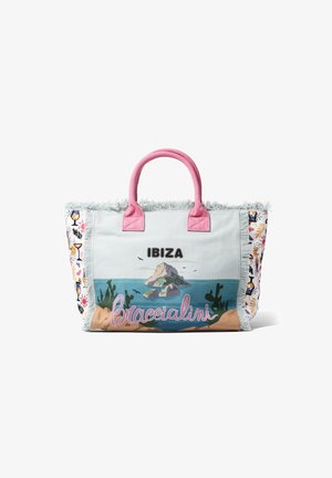Bolsa de lona con asas rosas, detalles de flecos y un diseño gráfico que presenta "Ibiza" y motivos tropicales sobre un fondo azul claro.