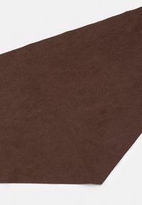 Brunt ruskind stof med en glat tekstur, skåret i en trekantet form. Overfladen ser blød og let fløjlsagtig ud med en mat finish.