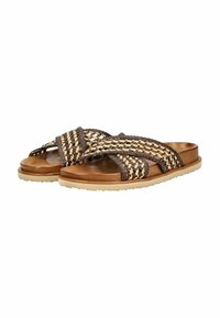 Sandali intrecciati con una combinazione di colori marrone e beige, design a strisce incrociate e tomaia testurizzata con una suola piatta di colore chiaro.