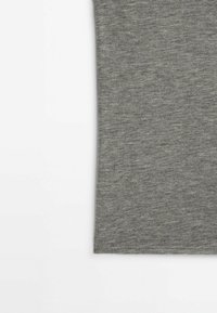 Grau kurzes T-Shirt aus weichem, strukturiertem Stoff. Es hat einen Rundhalsausschnitt und einen geraden Saum, mit einem dezenten Melange-Muster.