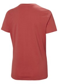 Camisa de manga corta en un color coral apagado, hecha de algodón suave. Cuenta con un cuello redondo y una textura lisa, con detalles de costura simples.