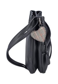 Bolso de cuero negro con un acabado texturizado, que cuenta con dos compartimentos, una correa larga y un llavero en forma de corazón a rayas adjunto.