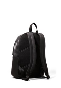 Zaino nero con una combinazione di pelle opaca e pannelli in rete. Presenta spallacci imbottiti e una maniglia superiore per una maggiore comodità di trasporto.