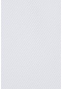 Biała tkanina teksturowa z ukośnym prążkowanym wzorem. Powierzchnia wydaje się gładka z niewielkimi odchyleniami w splotach.