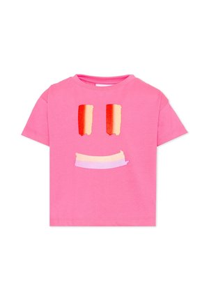 Różowy t-shirt z krótkim rękawem z wzorem uśmiechniętej twarzy, zawierający dwa pionowe czerwono-pomarańczowe oczy i pastelowo zakrzywione usta.