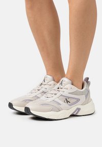 Calvin Klein Jeans RETRO TENNIS  - Tenisice - eggshell/lavender aura