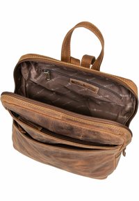 Sac en cuir marron avec des compartiments à double zip, des coutures visibles et une doublure intérieure douce. Dispose de deux poignées supérieures pour un transport facile.