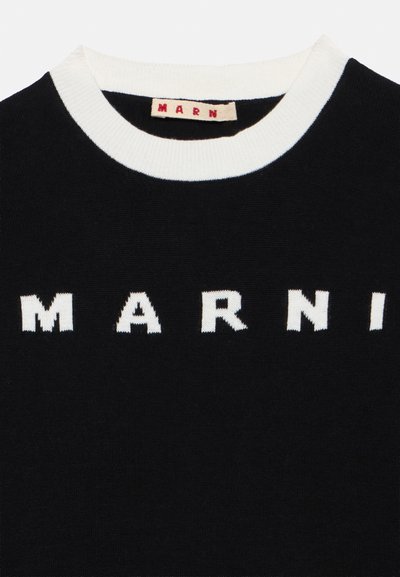 Μαύρο πλεκτό πουλόβερ με λευκή ριμπ επένδυση στον γιακά και τη λέξη «MARNI» σε αντίθετα λευκά κεφαλαία γράμματα στο στήθος.