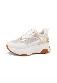Sneaker bianca con tomaia in mesh e pelle sintetica, dettagli dorati, punta rotonda e suola in gomma spessa. Chiusura con lacci e linguetta sul tallone.