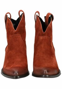Stivaletti in suede arancione bruciato, con punta affusolata, ritagli a V sui lati e una suola nera liscia.