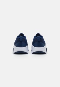 Scarpe da ginnastica blu navy con tomaia in rete, colletto imbottito e suola intermedia bianca. Presentano un'embellitura posteriore per il sollevamento e una superficie testurizzata per la trazione.